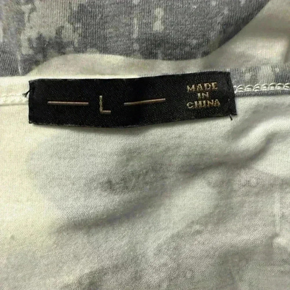 Women’s camo top with rounded neck & rounded bottom with ruffle sleeves Size LG - Picture 6 of 7